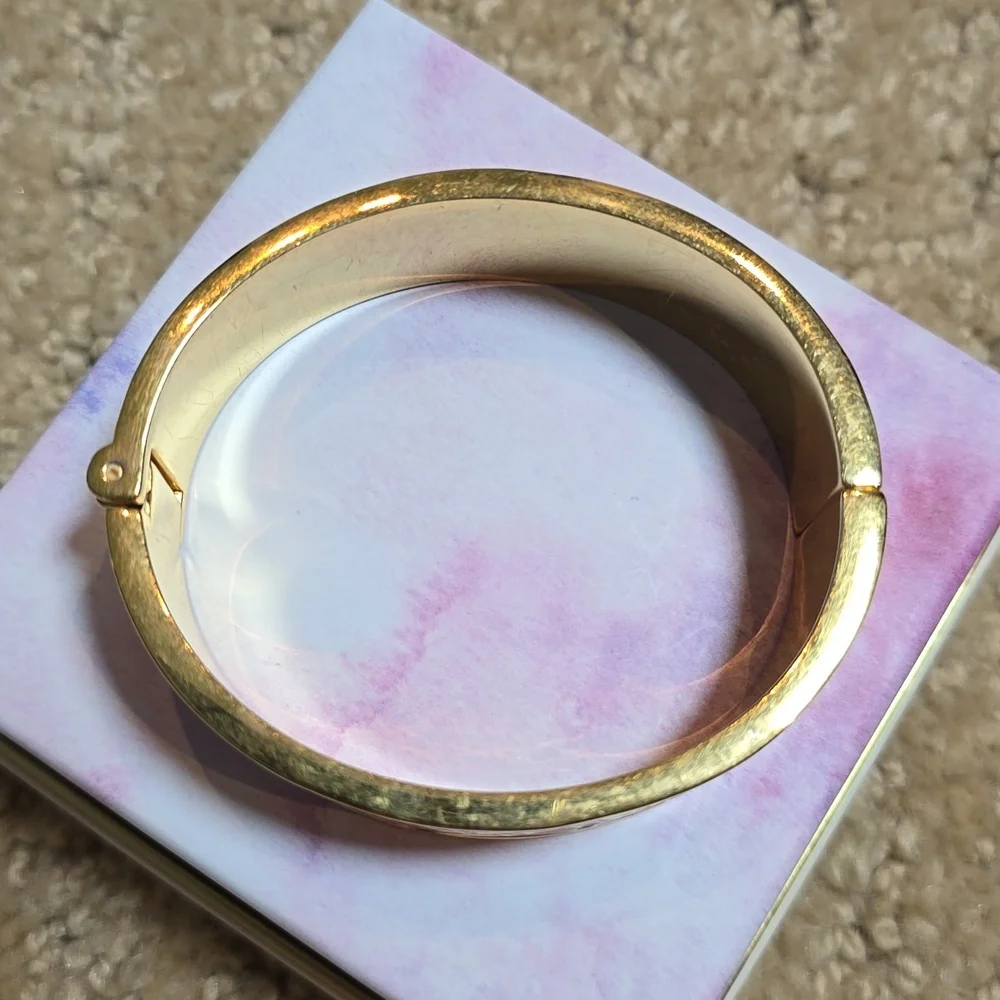 Stella & Dot Eleanor Enamel Hinged Bangle Bracelet with Magnetic Clasp Gold Tone - Picture 5 of 7